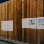 Drewniana tablica z ogłoszeniami i plakatami na zewnątrz