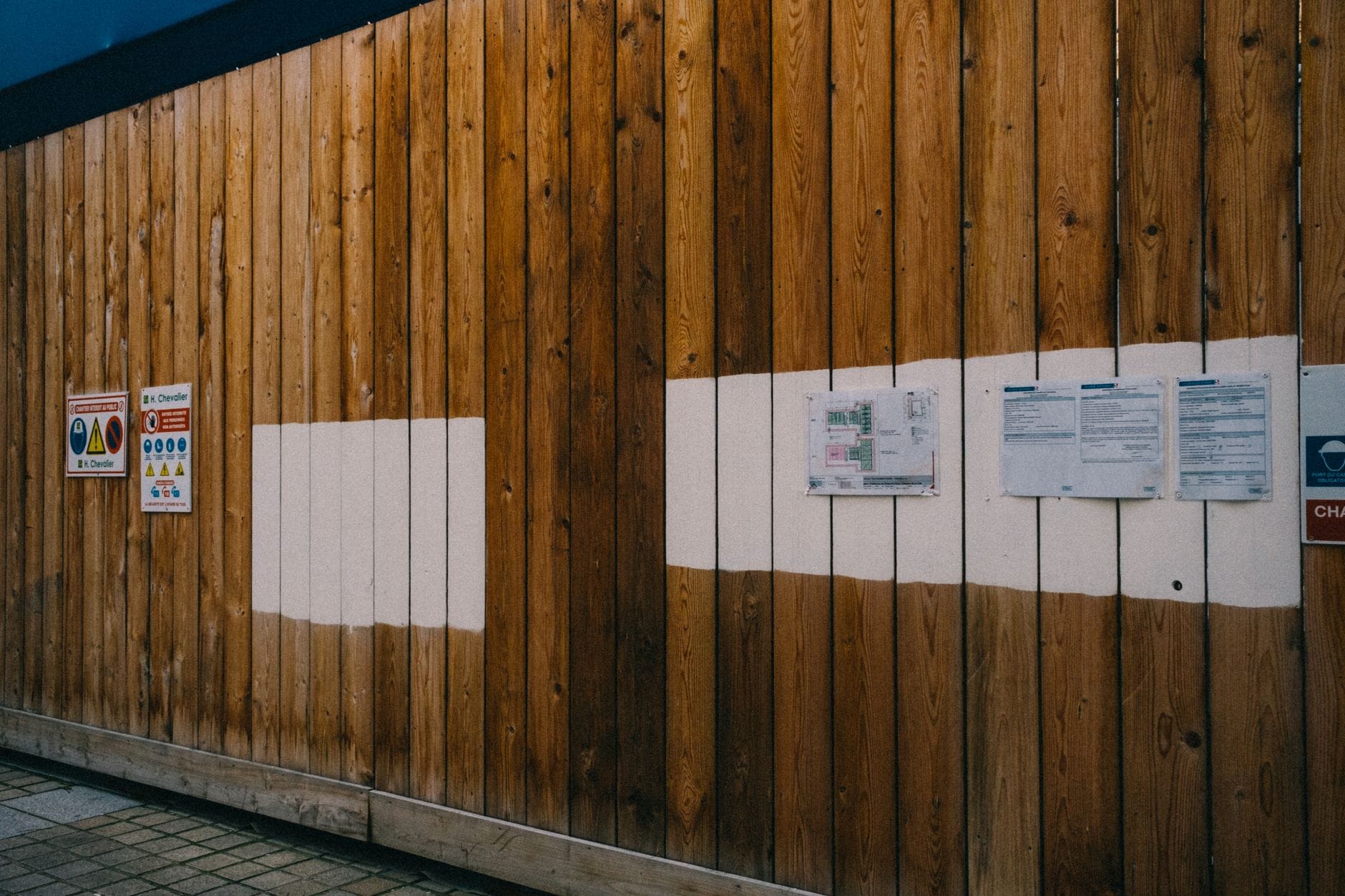 Drewniana tablica z ogłoszeniami i plakatami na zewnątrz