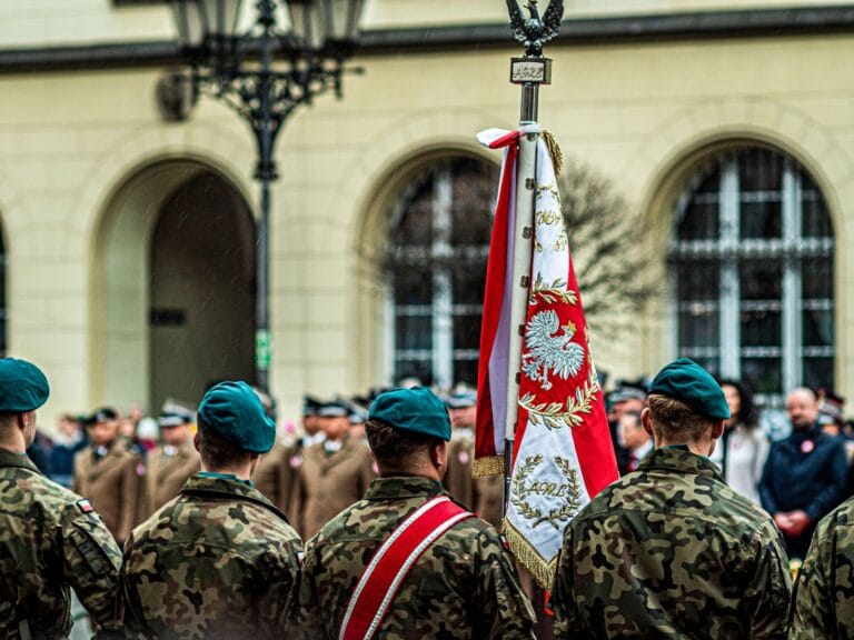 Krzyż harcerski – symbolika każdego elementu i historia odznaczenia